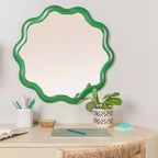 Specchio da parete ondulato in legno smerlato, Verde