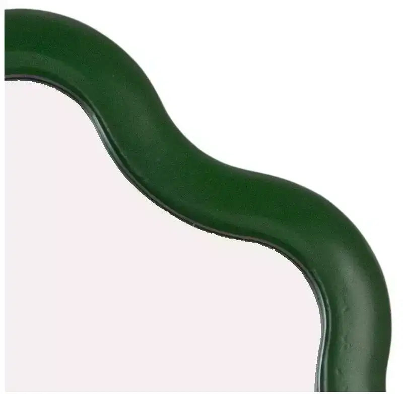 Specchio da parete ondulato in legno smerlato, Verde