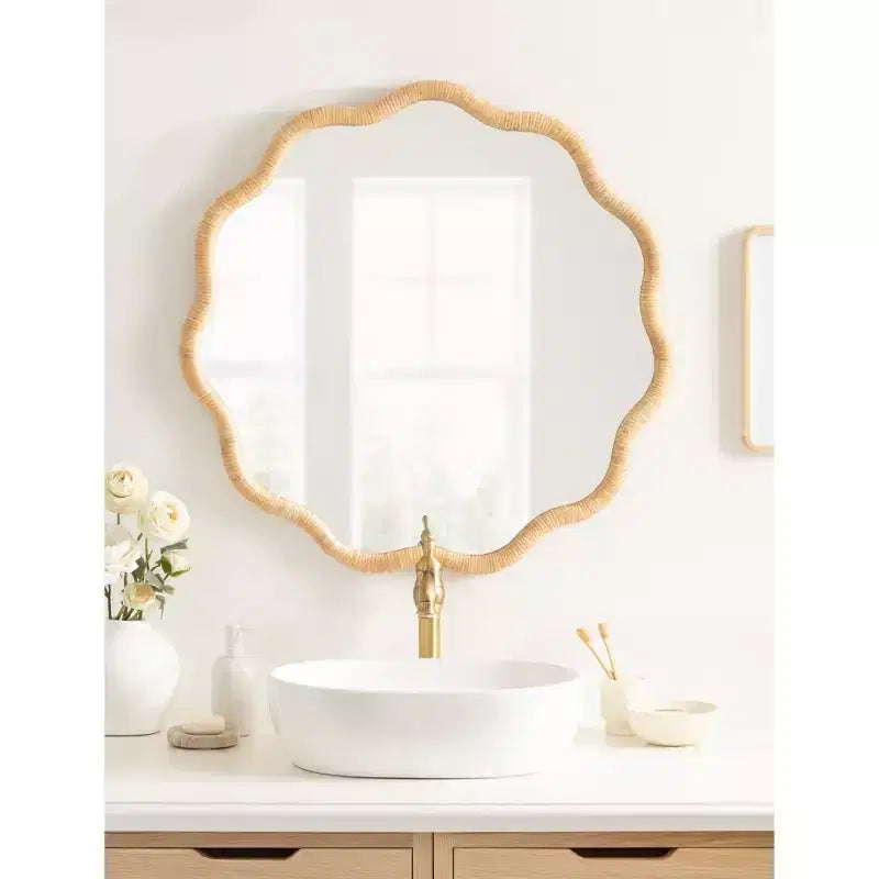 Specchio da parete con cornice a conchiglia Rahfy