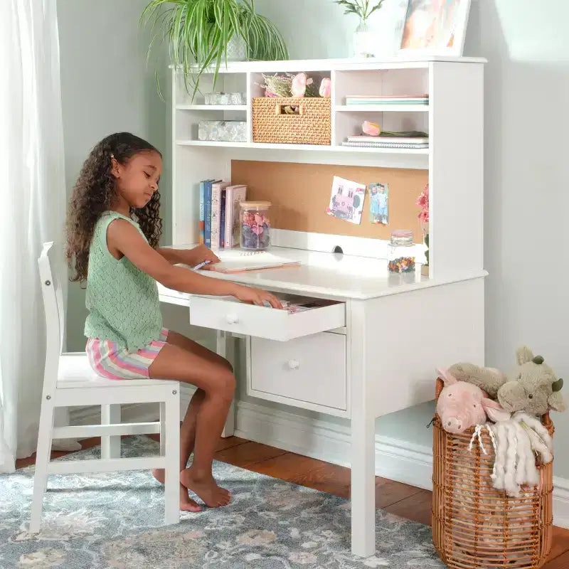 Scrivania per bambini Madison con cassettiera e sedia - Bianco: Tavolo da scrittura in legno per bambini con contenitore, Tavolo da studio in legno per bambini con cassettiera