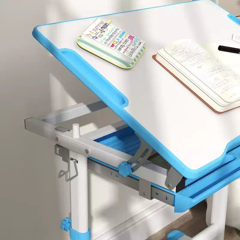 Set Scrivania e Sedie per Bambini, Scrivania da Studio per Scuola Regolabile in Altezza con Piano Inclinabile, Cassetto Portaoggetti, Portapenne, Gancio
